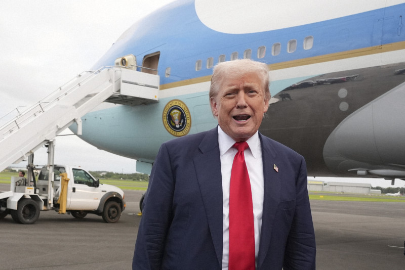 スコットランドの空港で記者団に応じるトランプ米大統領。米欧貿易交渉の行方が注目される。