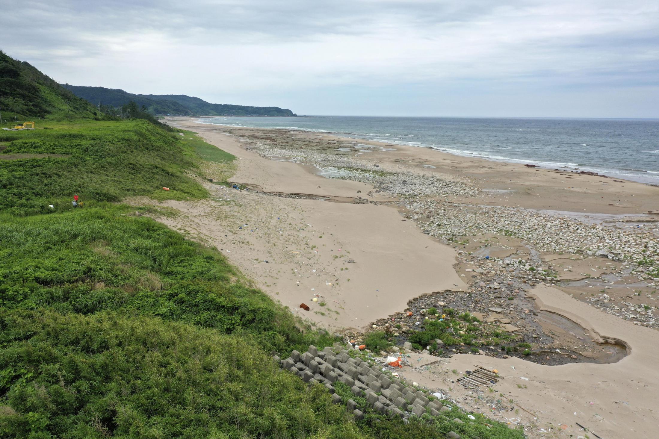能登半島地震で津波が海抜11.3mまで遡上した石川県輪島市黒島地区の様子（福岡教育大の岩佐佳哉講師提供、2024年7月撮影）