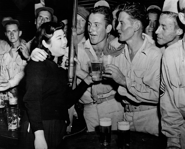 1945年9月、特殊慰安施設協会（RAA）の施設で祝杯を挙げる連合国占領軍兵士たち。戦後日本の混乱期における娯楽施設の一面を示す写真。