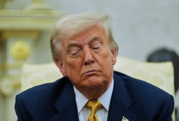 トランプ大統領がバーレーン皇太子と会談する、金色に装飾されたホワイトハウス大統領執務室の様子