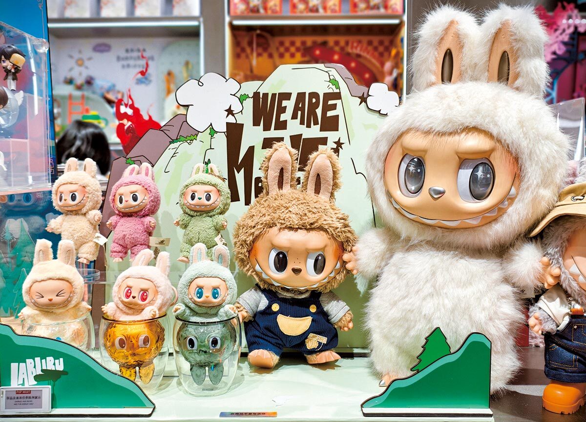 ブラインドボックスで販売される中国の人気キャラクター「ラブブ」のフィギュアやぬいぐるみ。希少なバージョンを求めるコレクターたちが店頭に並び、大人買いする様子。