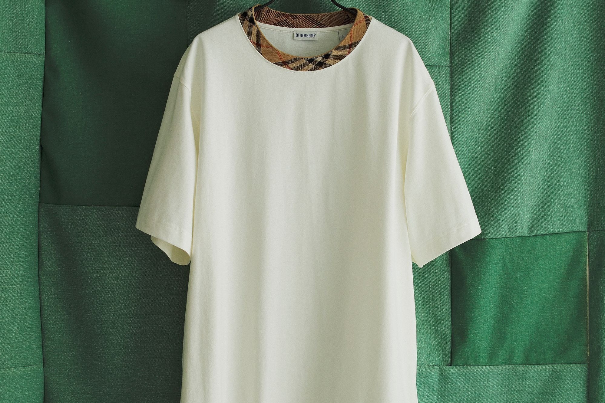英国の伝統と革新が共存するバーバリー──2025年夏のTシャツ