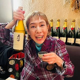 「ファッションモンスター」〝雰囲気ガラリ〟67歳大物タレント、ピアス着用・ド派手姿が大反響「さすが!」「めっちゃ厚底」「私も60代!ファッションマネします」