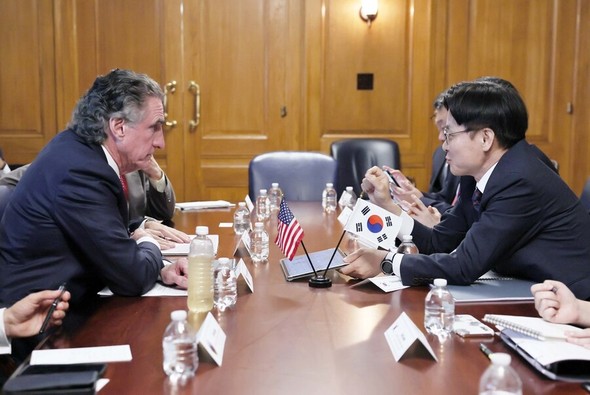 ワシントンD.C.でダグ・バーガム議長と会談する韓国のキム・ジョングァン産業通商資源部長官