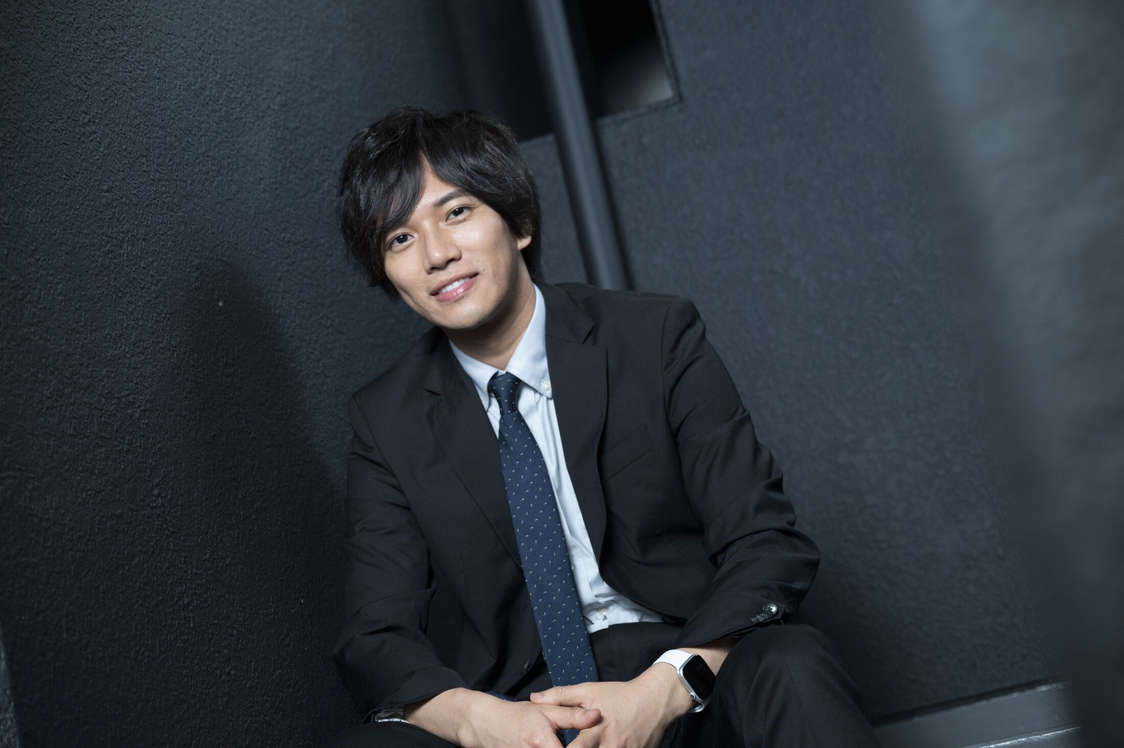 司法試験に合格した元仮面ライダー俳優の岡田龍太郎氏がカメラを見つめるポートレート