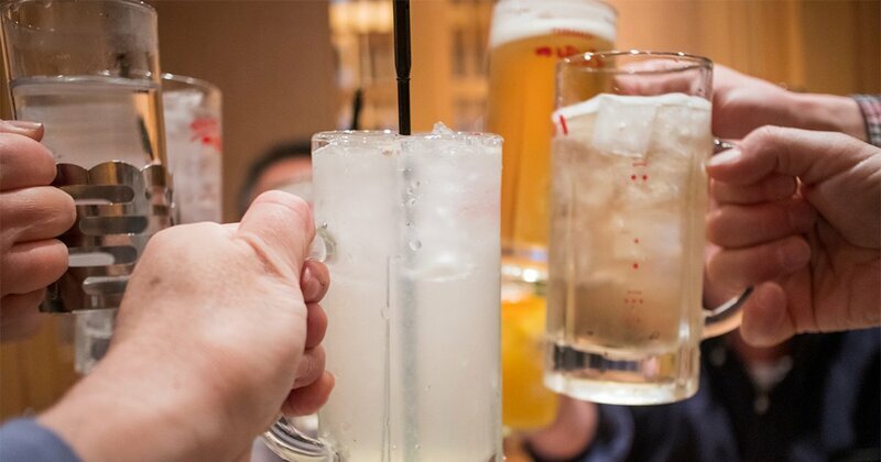 百貨店のお客様相談室での顧客対応イメージ。食の安全に関わるクレーム解決の重要性を示す。