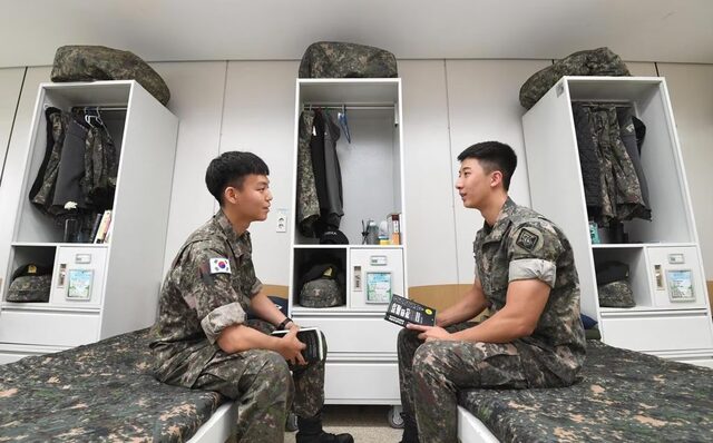 「はい、代表様!」就活生に軍隊式マナーを強要…韓国・芸術系企業に非難殺到 「はい、代表様!」就活生に軍隊式マナーを強要…韓国・芸術系企業に非難殺到