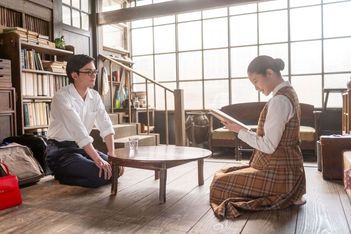 連続テレビ小説「あんぱん」第86話に登場する今田美桜演じるのぶが熱心に活動する場面