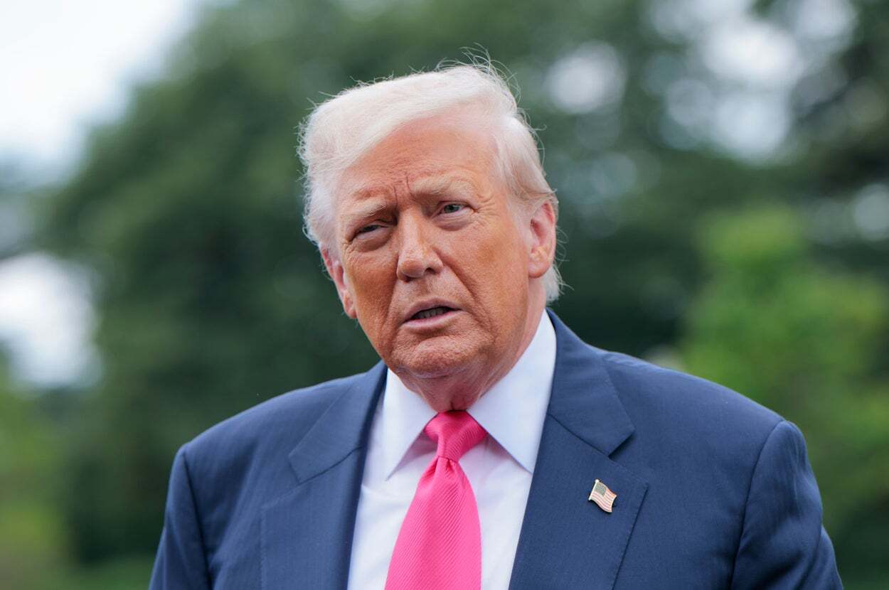 トランプ大統領（当時）の発表を受け、トランプカラーに染まったコカ・コーラのイラスト