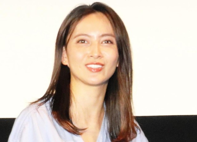 加藤夏希、40歳誕生日を迎え、美しさと若々しさでファンを魅了