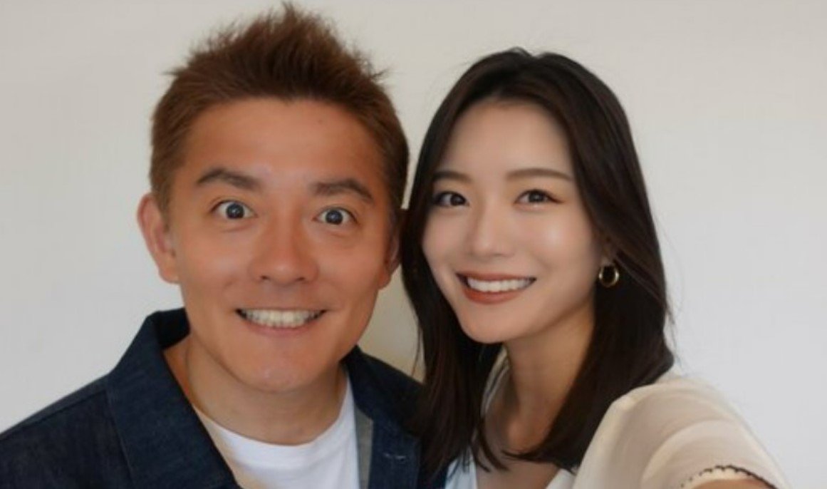スピードワゴン井戸田潤さんと妻蜂谷晏海さんが第2子妊娠を報告し、笑顔を見せる夫婦