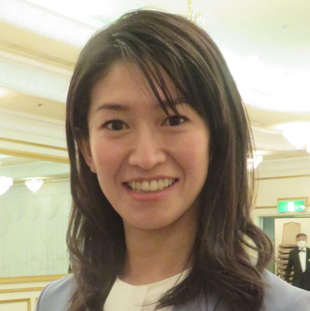 森下千里衆院議員が農作業で草刈り機を操る姿