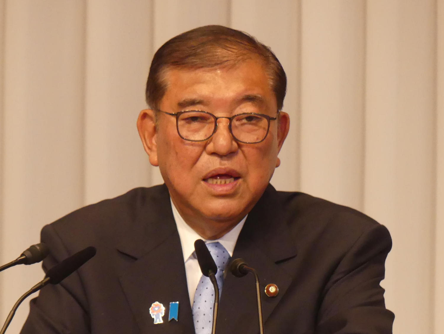 石破茂首相の横顔と政治的局面を示す写真。参院選敗北後の退陣圧力を受ける自民党総裁の姿。
