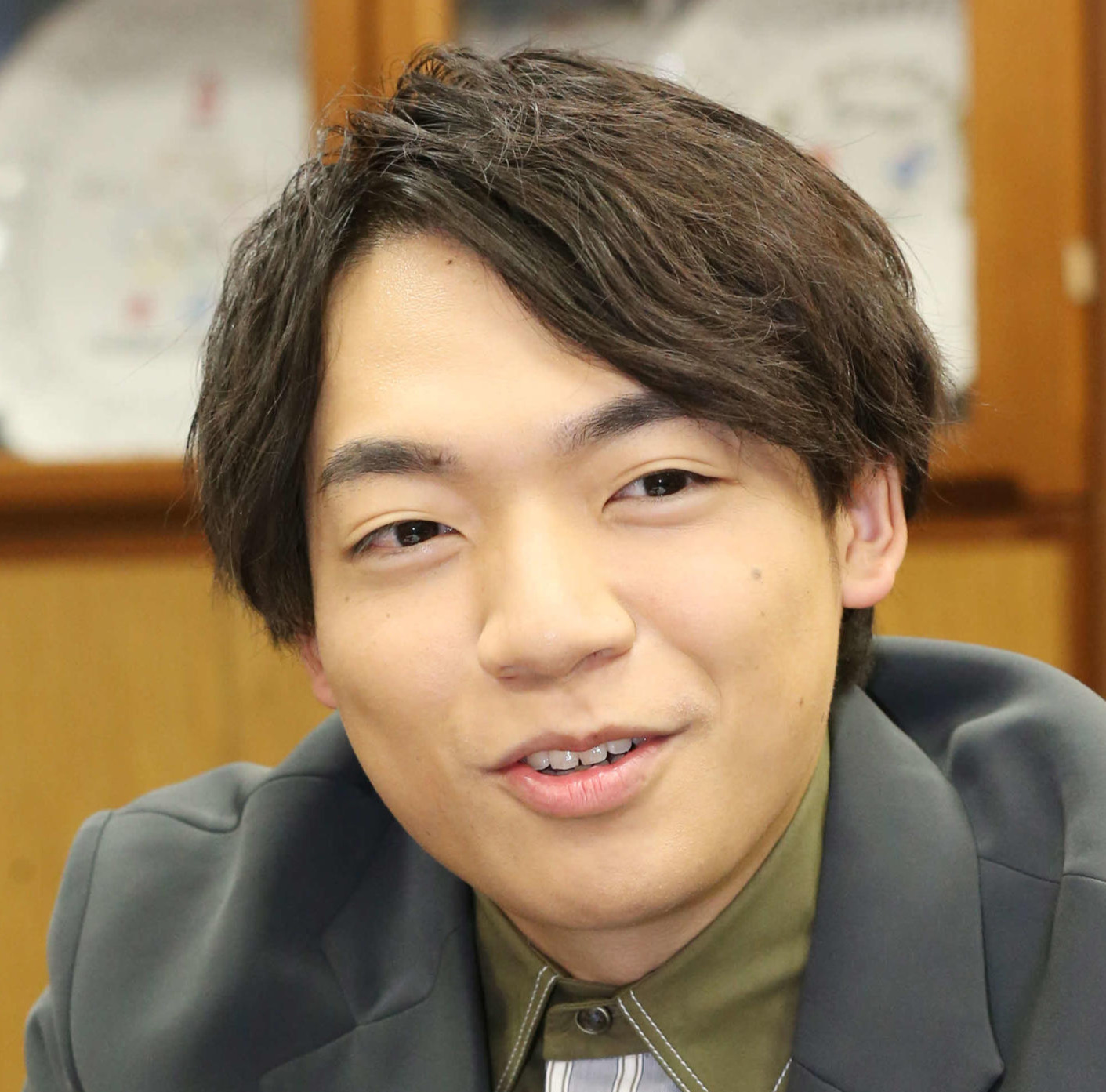 クイズ王として知られる伊沢拓司氏。ボクらの時代でバッテリィズのエースの父のエピソードを聞き爆笑する様子。
