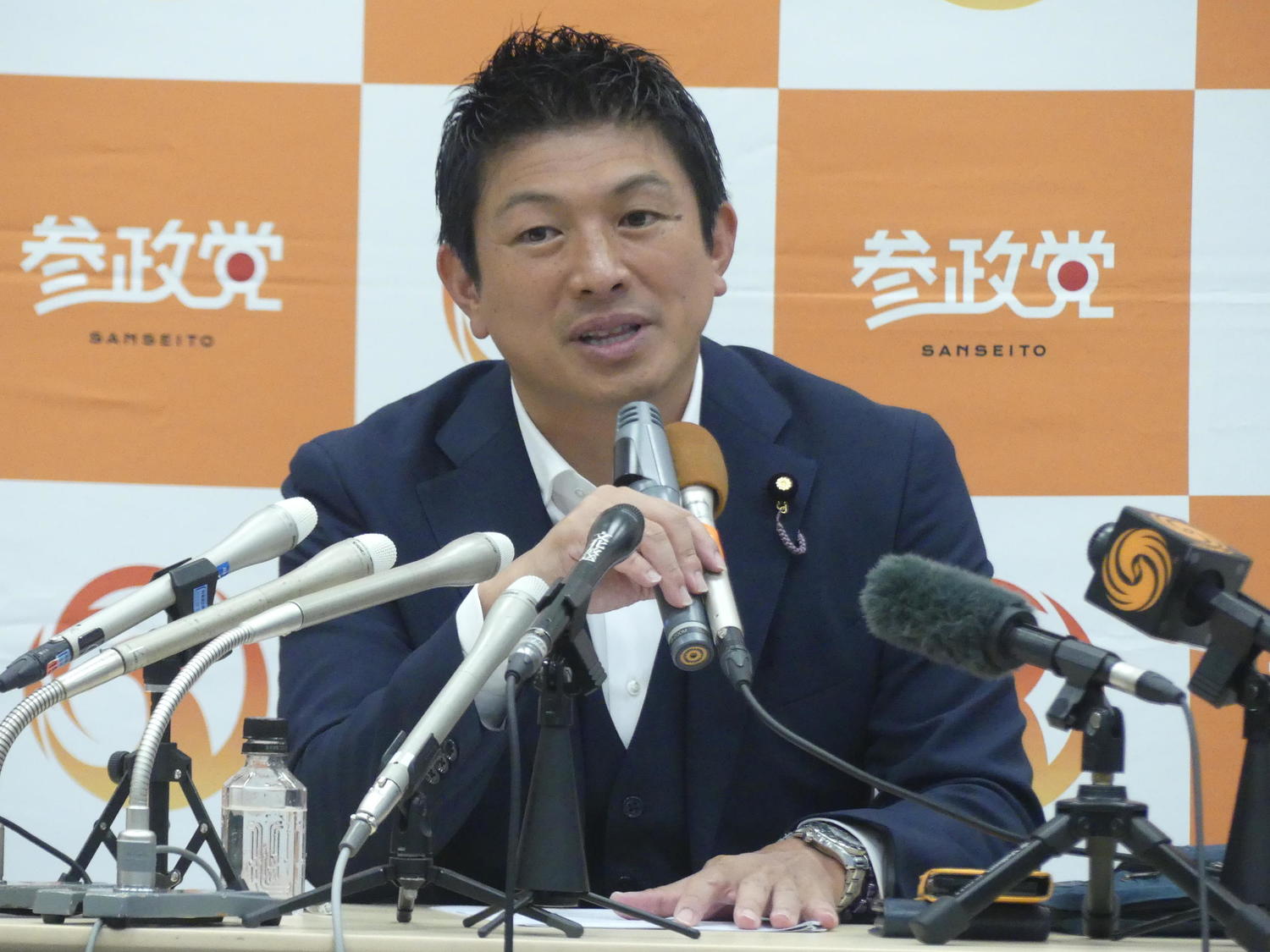 参政党の神谷宗幣代表がテレビ番組で皇位継承問題について発言する様子。