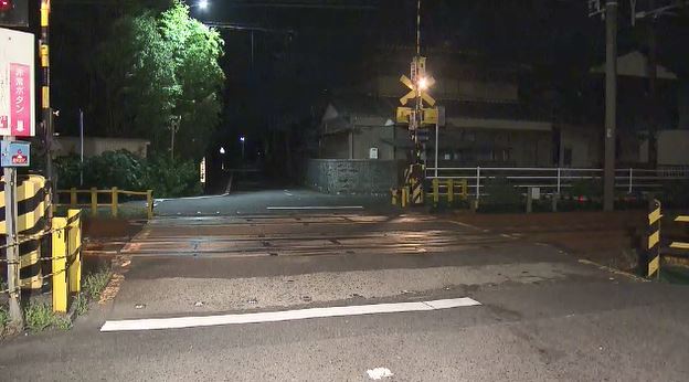 運転士「人が列車の正面に…」踏切で14歳男子中学生が急行電車にはねられ死亡 上下線で一時運転見合わせ