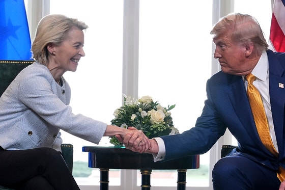 スコットランドのゴルフリゾートで米EU貿易協定締結を確認し握手するトランプ米大統領とフォンデアライエン欧州委員長