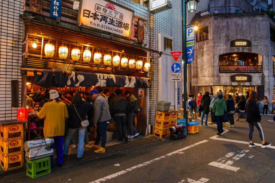 活気あふれる立ち飲み屋の様子。利用者が立って会話を楽しんでおり、コミュニケーションが活発化している様子が伺える。