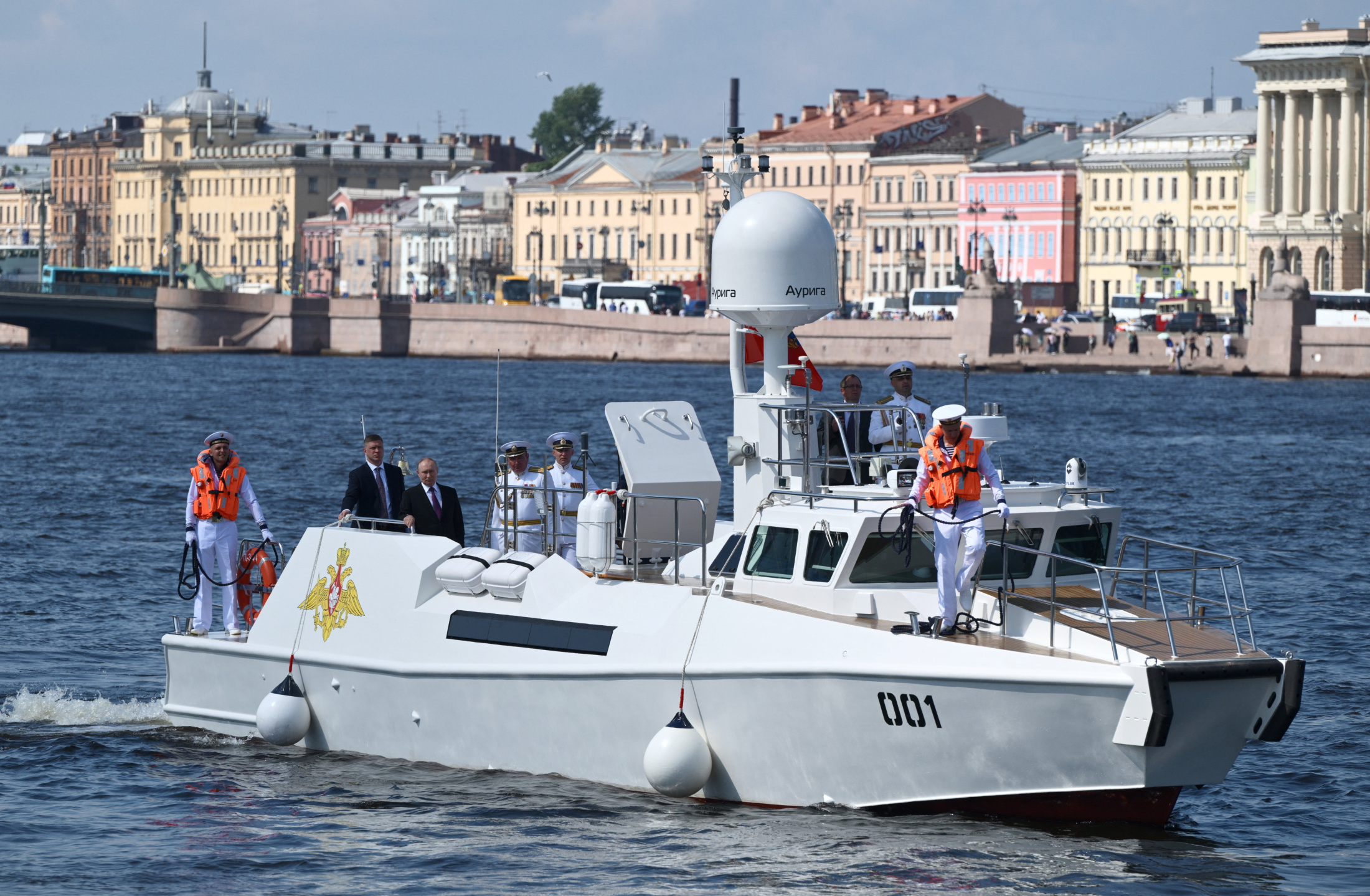 サンクトペテルブルクの海軍の日に警備艇で移動するロシアのプーチン大統領