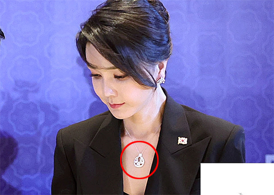 金建希夫人が2022年6月スペイン歴訪時に着用していたヴァンクリーフのネックレス（中央に拡大表示）