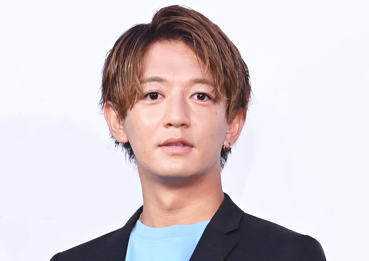 兄・大倉士門と弟・大倉亞門のツーショット。目元がそっくりでイケメンぶりが際立つ。