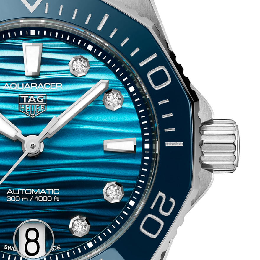 文字盤はグラデーションブルー【小ぶりな36mm、300m防水