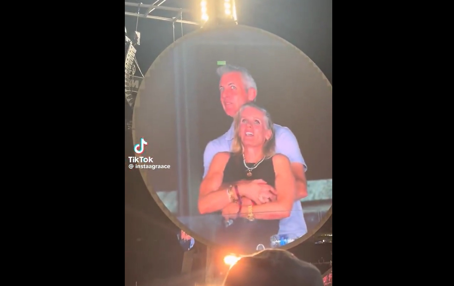 コールドプレイのコンサート会場でキスカムに映し出されたアストロノマー社CEOアンディ・バイロンと最高人事責任者クリスチャン・キャボット氏。リーダーの自己認識の欠如を象徴する出来事。
