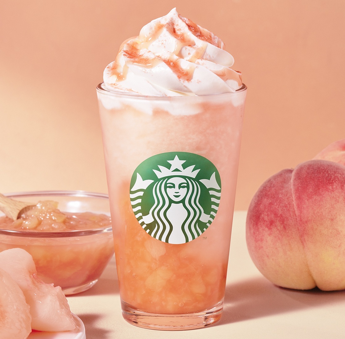 スターバックスの看板 冷やしてみんなを待ってます。スターバックス「桃のフラペチーノ