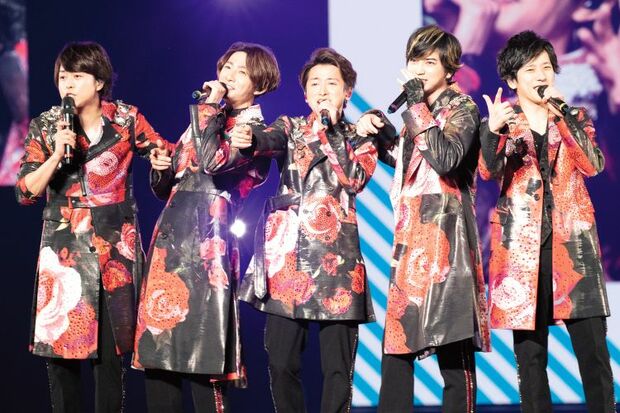 嵐のメンバー5人が並び立つ姿。2026年春のコンサートツアーでグループ活動を終える嵐の節目を表している。