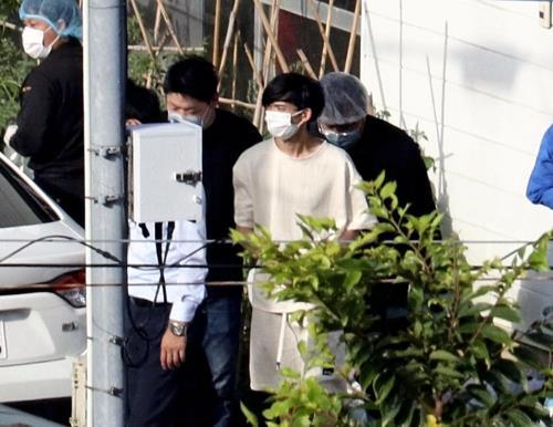 佐賀県警の任意聴取に応じるベトナム人技能実習生、ダム・ズイ・カン容疑者。伊万里市の強盗殺人事件で逮捕。