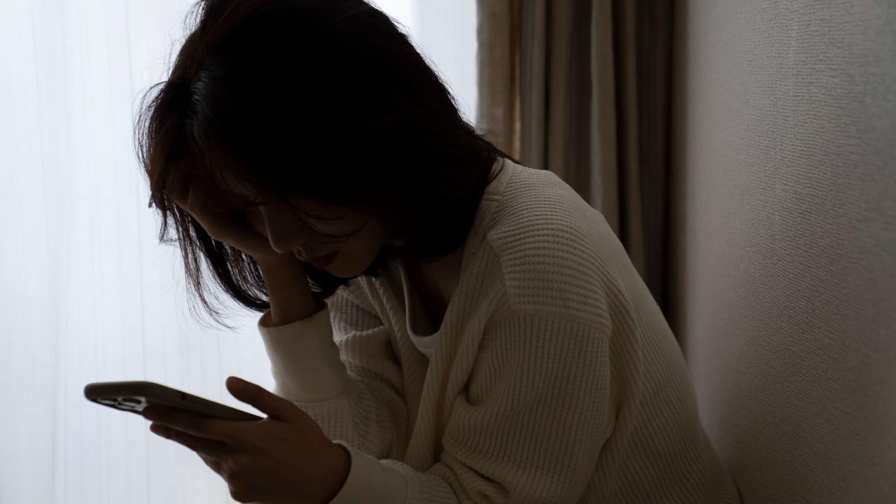 日本の若者が直面する奨学金返済と経済的苦境を示すお金のイメージ。資産形成や貯蓄が難しい現状を象徴。
