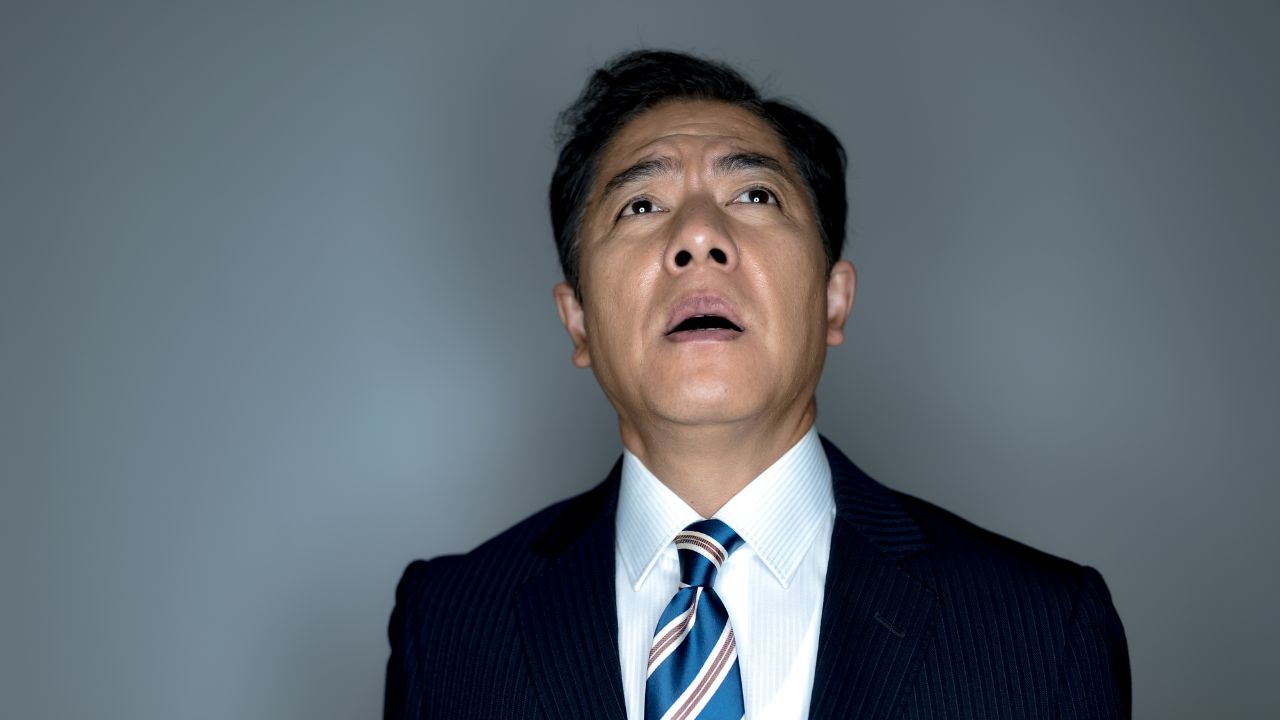 深刻な表情で家計の現状に直面する夫婦：年収800万円世帯の隠れた危機