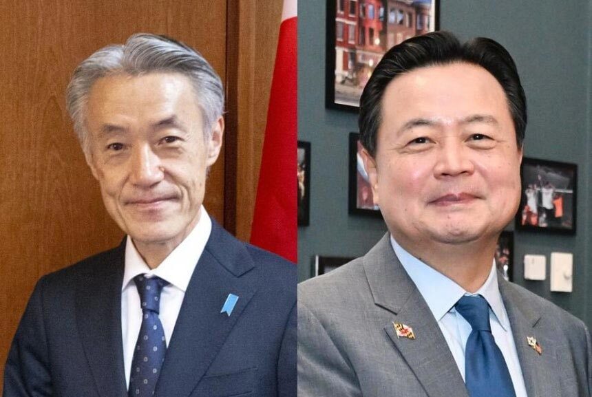 日本の山田重夫駐米大使（左）と韓国の趙賢東駐米大使が会談する様子。日米韓の外交関係を示す一枚。
