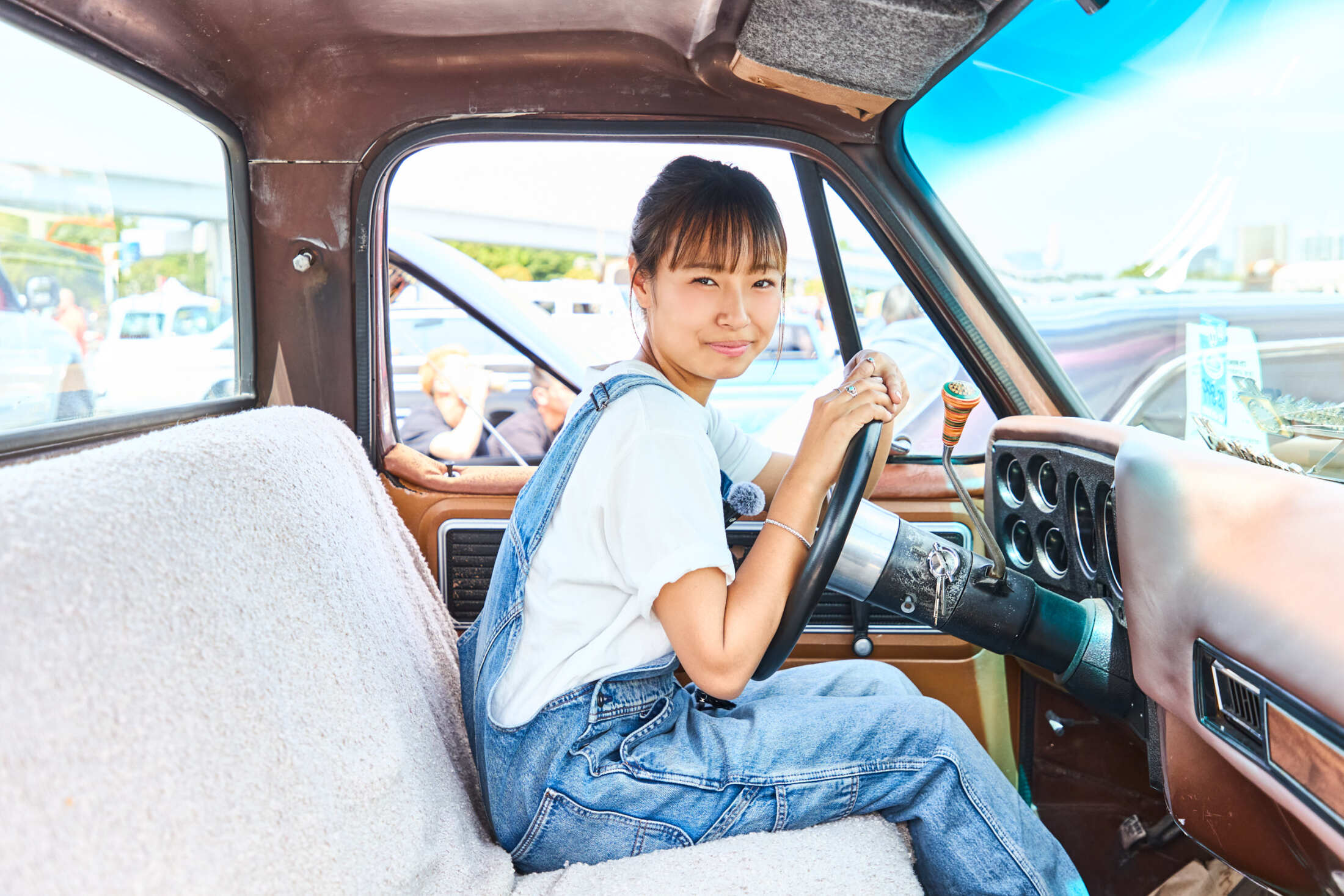 37th MOONEYES Street Car Nationalsに出展された、23歳の整備士ナナさんと彼女が自ら整備した1977年式シボレーC10