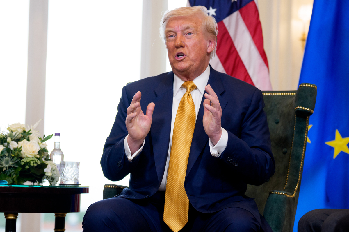 ドナルド・トランプ元米大統領が演説する様子。支持率の低下と第2次政権が直面する課題を象徴。