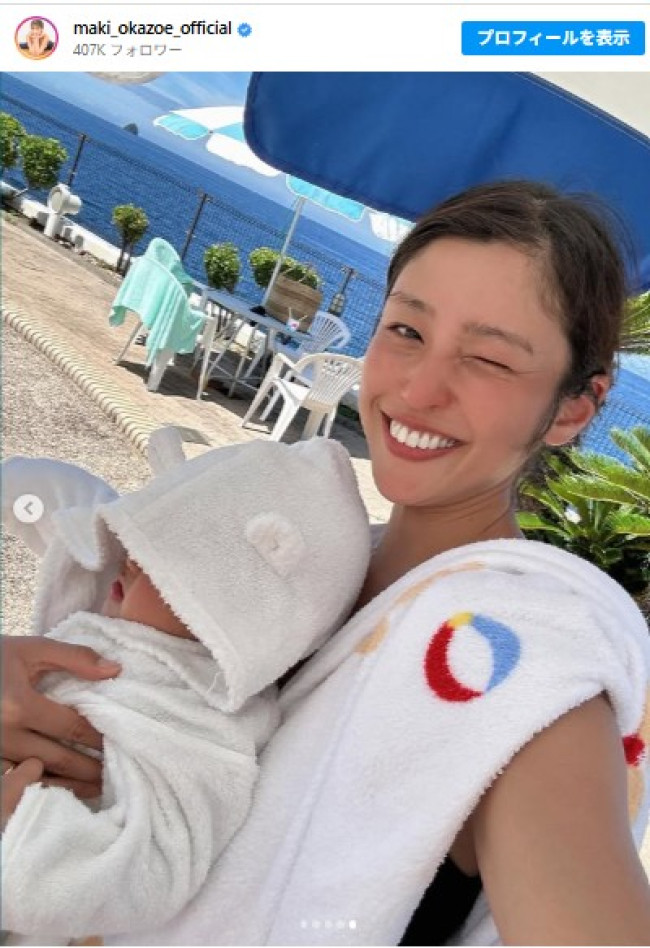 産後もスレンダーな水着姿で愛娘とプールを楽しむ岡副麻希。健康的な小麦肌と幸せな家族の瞬間を捉えた一枚。