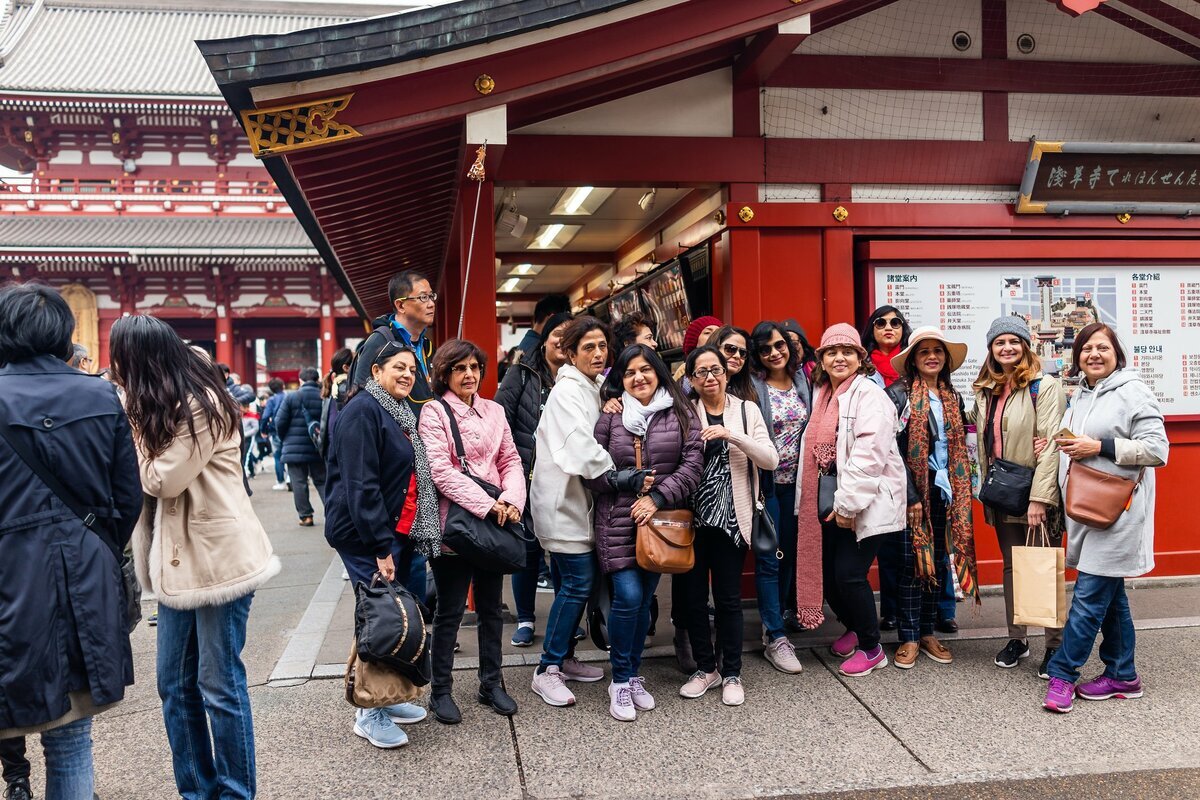 京都市内、清水寺周辺のような混雑する観光地を歩く訪日外国人観光客と日本人。日本のオーバーツーリズム問題と二重価格導入の議論を示す。