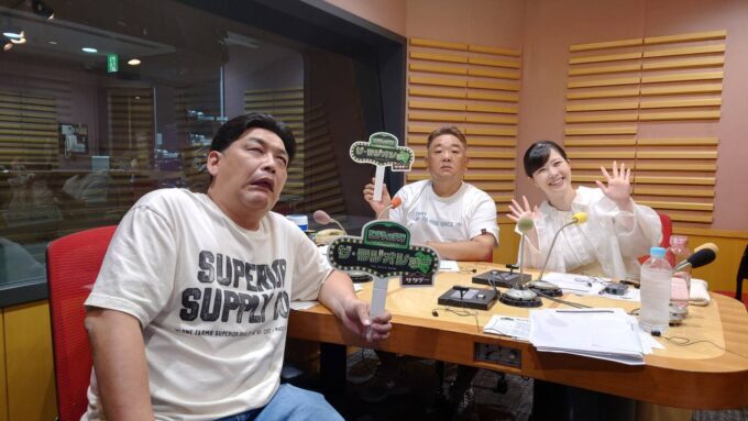 サンドウィッチマンの伊達みきおと富澤たけし、東島衣里アナウンサーが熱中症対策としての男性用日傘について議論する様子
