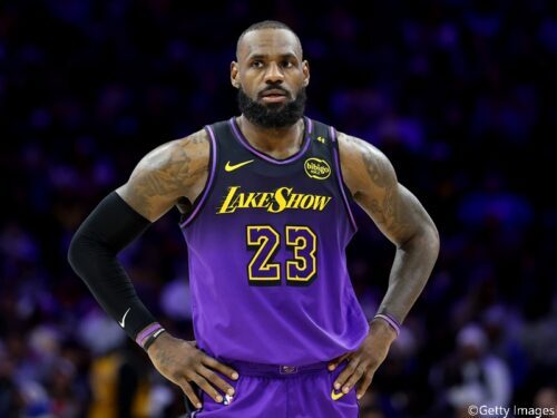 レブロンジェームズ lebron-james-switches-jersey-