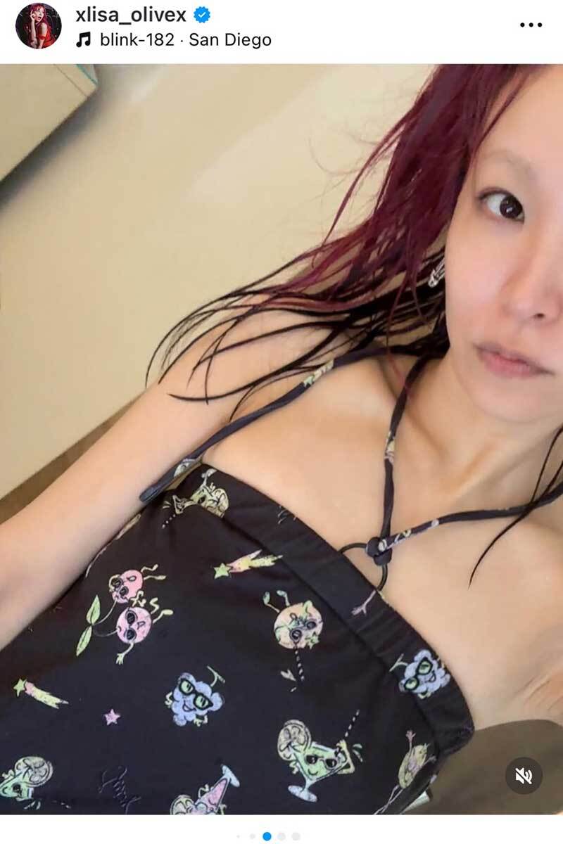 LiSAが米サンディエゴのプールサイドで撮影した自撮りオフショット。髪が濡れており、リラックスした表情を見せている。