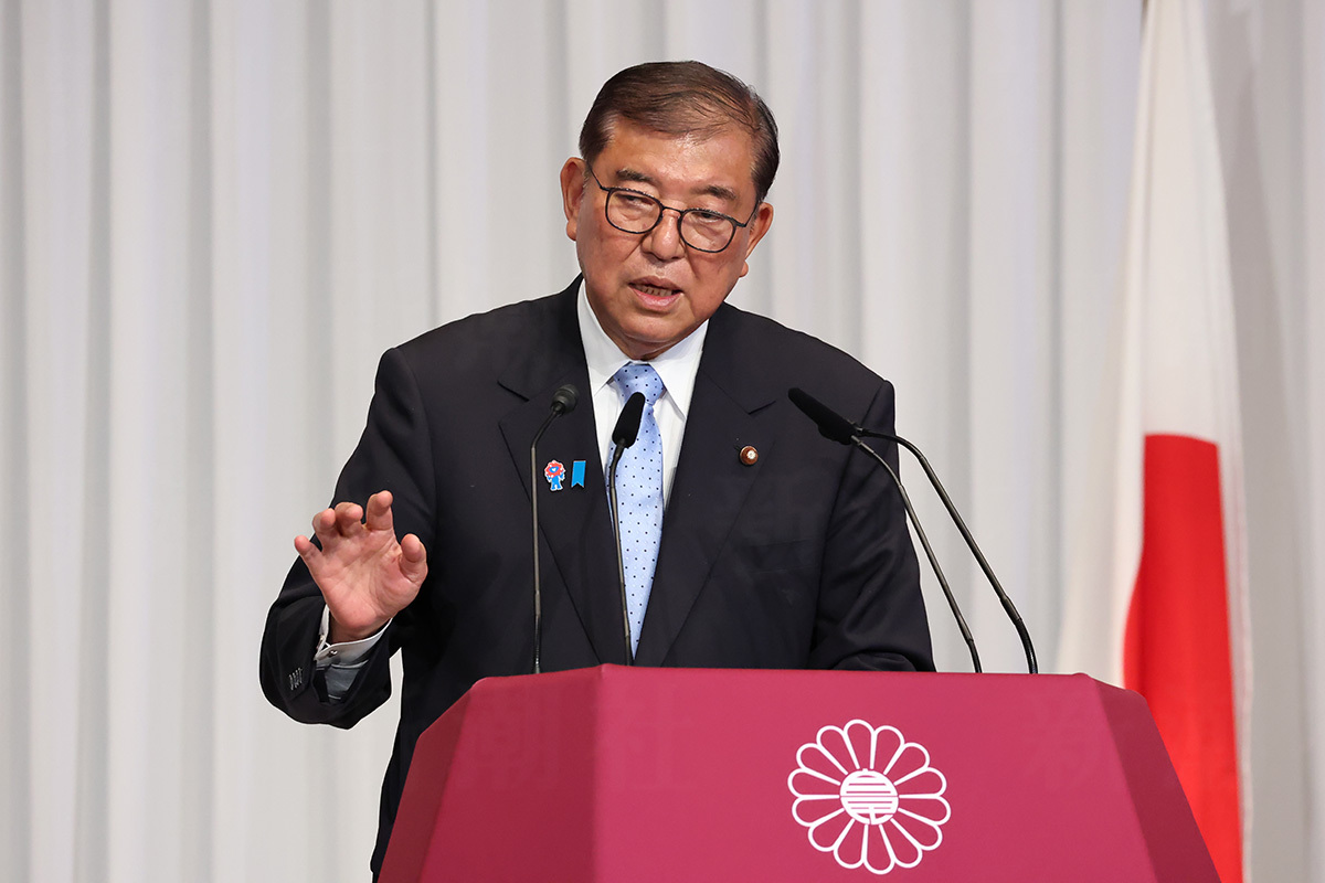 会見で発言する石破茂首相