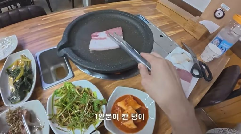 人気YouTuber「クジュン」が公開した鬱陵島の飲食店で提供された脂身の多いサムギョプサル