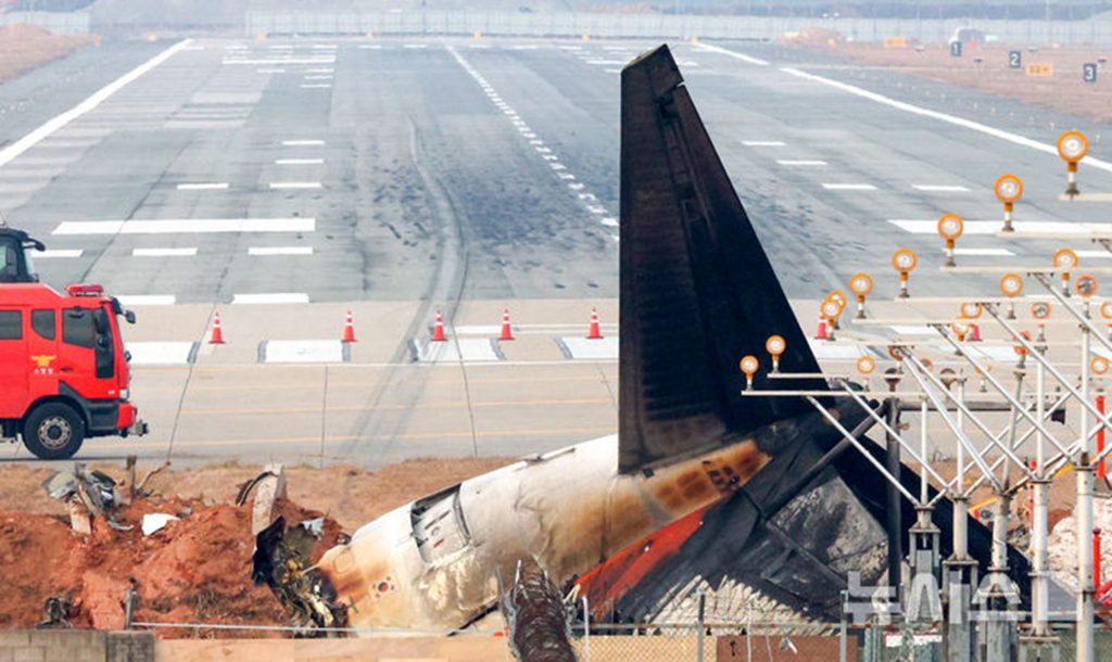 務安国際空港の滑走路に胴体着陸した済州航空機の事故現場、調査開始直後の様子