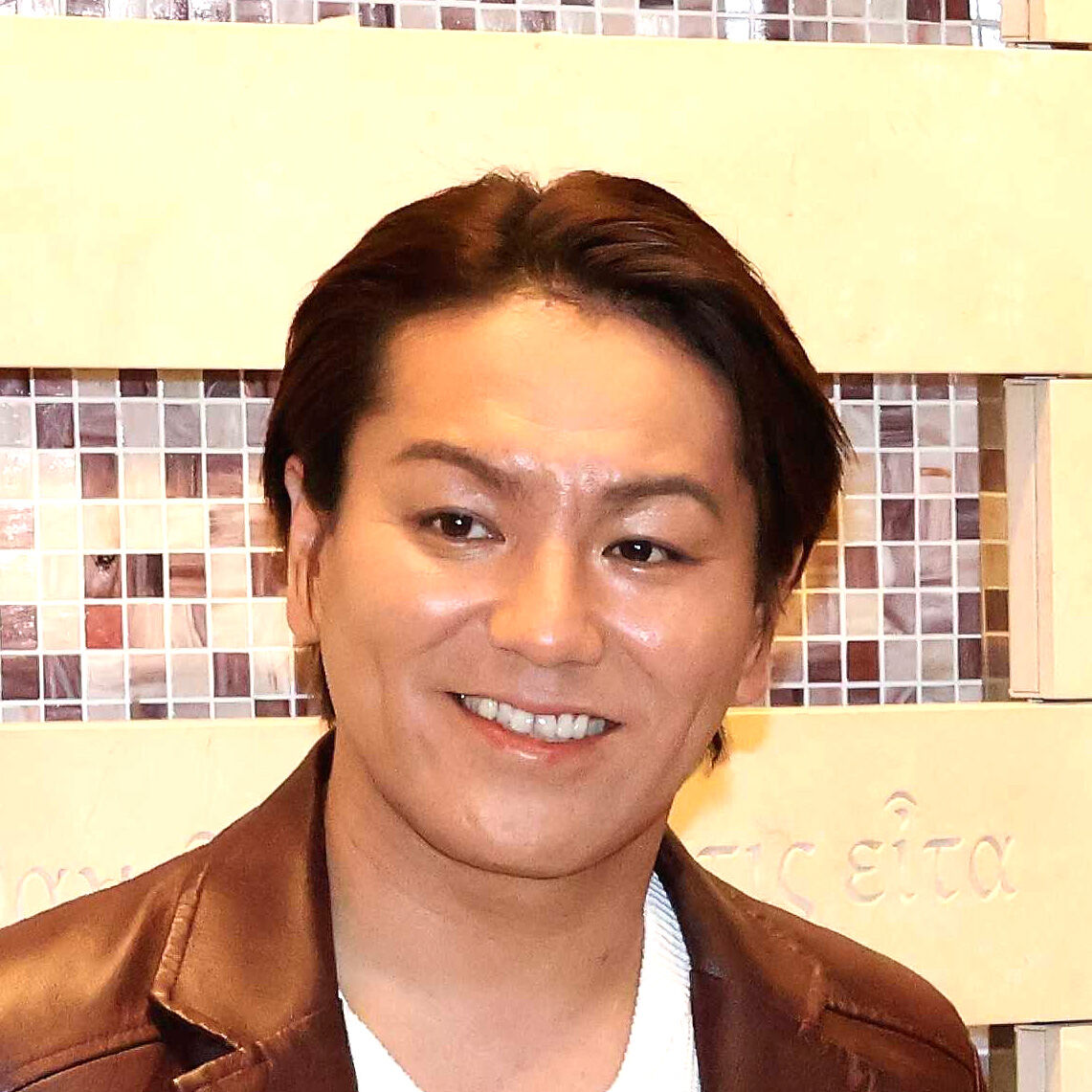日本テレビ系「しゃべくり００７」に出演し、憧れの１９岡平健治との共演に感動するお笑いタレント狩野英孝