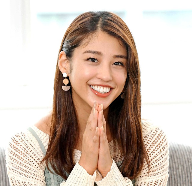 「小麦色の素肌美！」32歳フリーアナ、こんがり日焼け水着姿に苦笑い→ネット絶賛「黒くてOK」「美しい」
