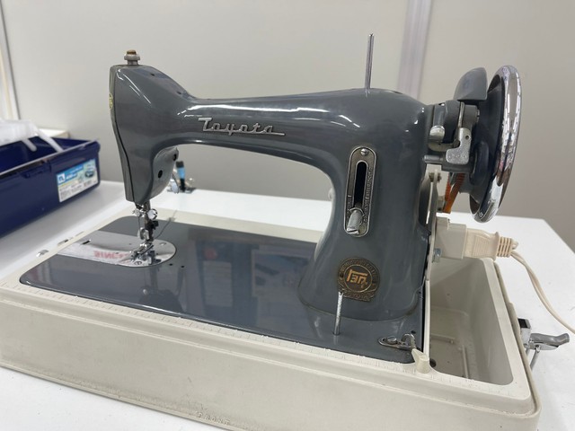 トヨタがかつて製造していた重厚感のある家庭用ミシン