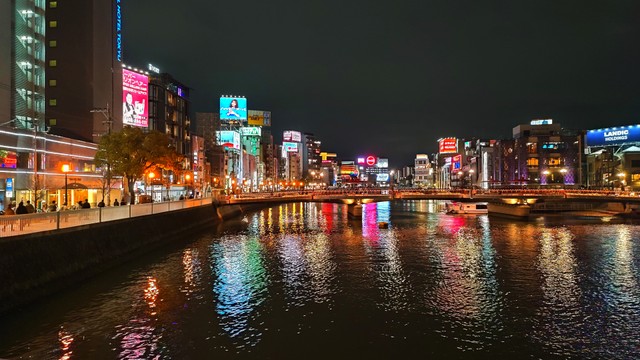 日本地図上で「西日本」と認識される範囲と、社名に「西日本」を冠する企業が多い福岡県周辺を示すマップ