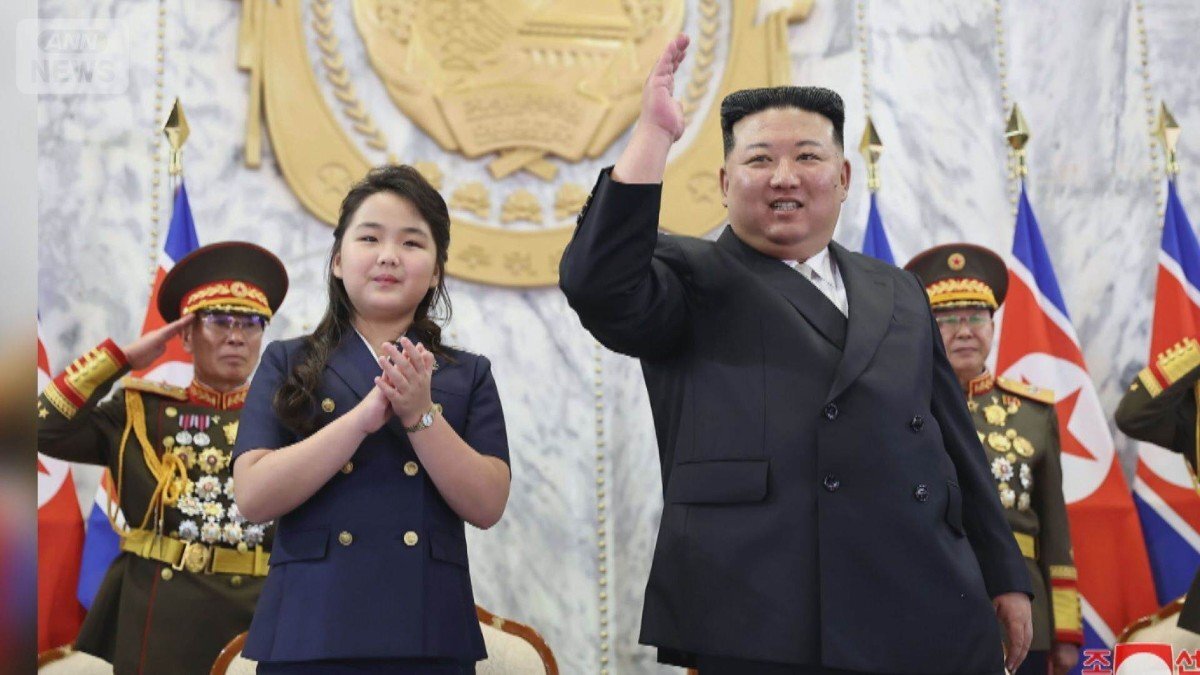 金正恩総書記と並んで歩く娘ジュエ氏、その身長差が話題に