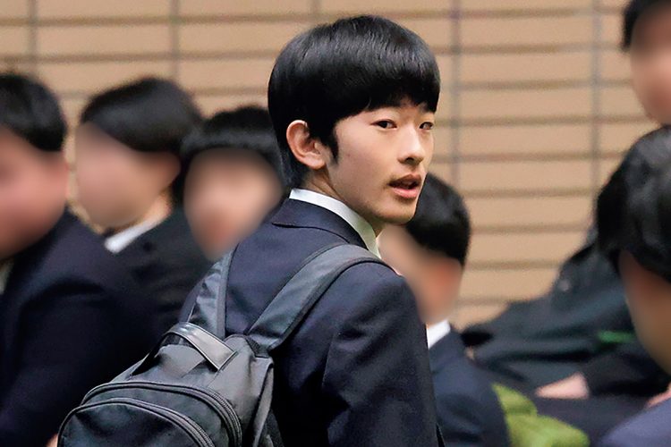 筑波大学のキャンパスを歩く悠仁さま。皇室の次期当主として注目される学園生活と、関連する大学施設の改修、セキュリティ強化の動き。