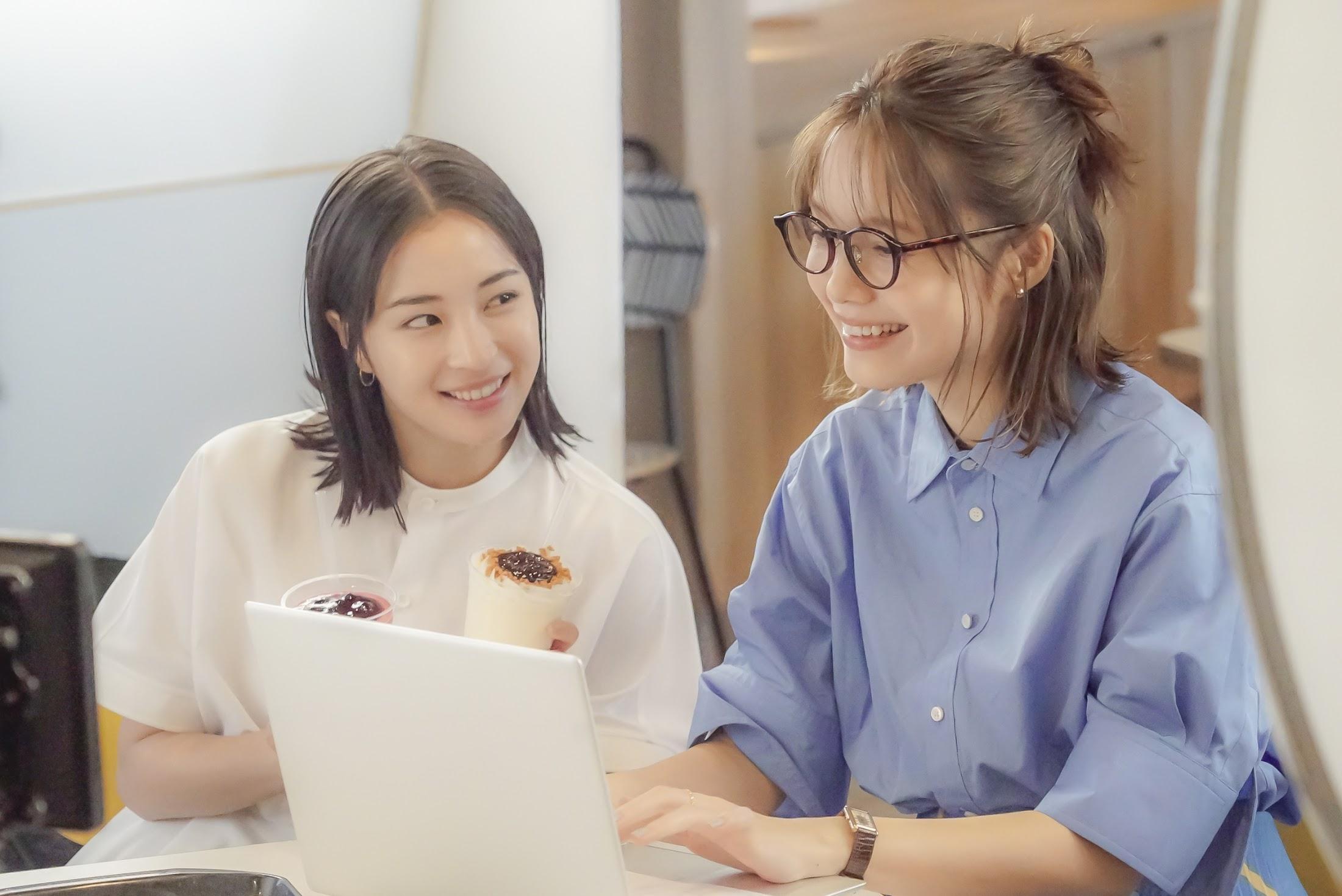 マクドナルドCM「寄り道マック」に登場する広瀬すずと宮崎あおい。仕事帰りの姉妹役で、ベリー系の新作ドリンクを楽しむ様子。